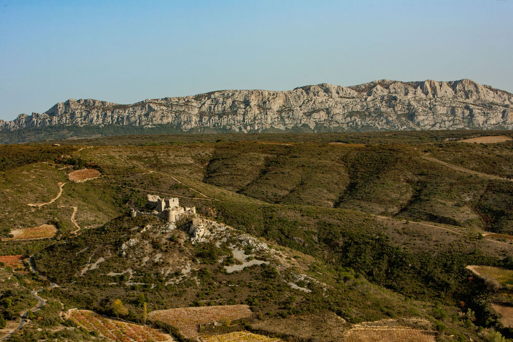 aguilar-et-environnement le château d'Aguilar au milieu de son environnement