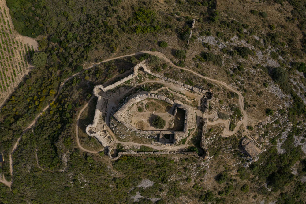 aguilar-vue-aerienne Vue aérienne du château d'Aguilar
