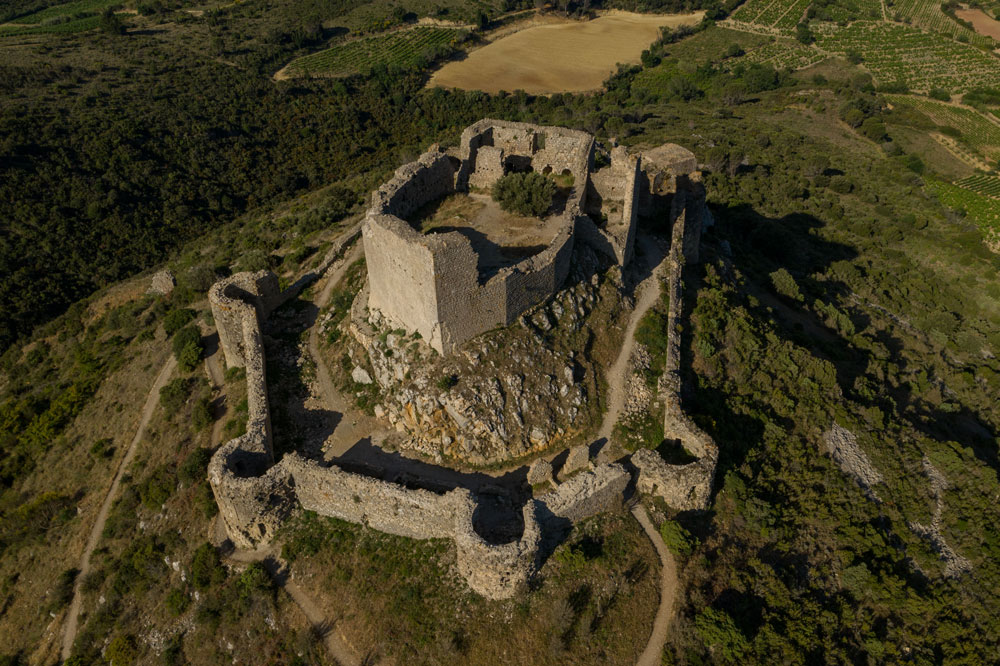 aguilar-vue-sur-enceinte-exterieure Château d'Aguilar et son enceinte extérieure
