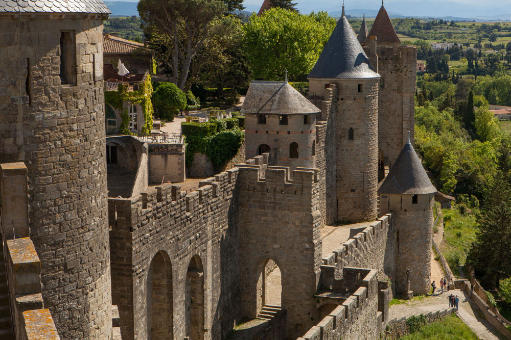remparts-et-hotel-de-la-cite remparts et vue sur l'hôtel de la cité de Carcassonne