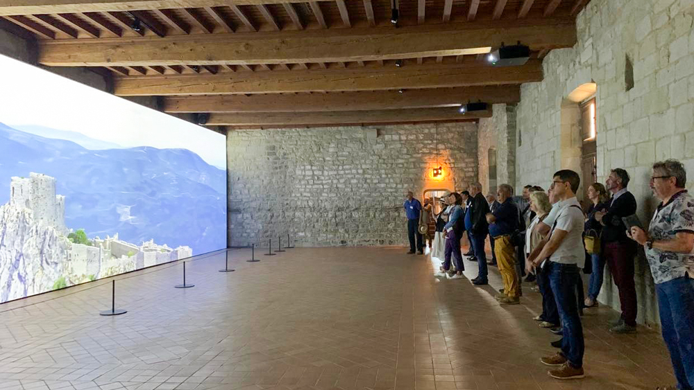 immersion-forteresses Salle avec un écran montrant les Forteresses