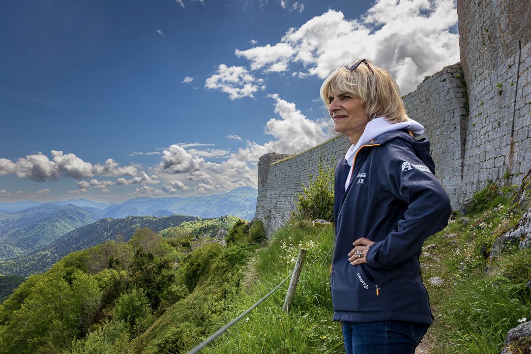 2025-05-13 Voyage presse candidature Unesco château Montségur-61 Hélène Sandragné, président du conseil départemental de l'Aude, au château de Montségur.