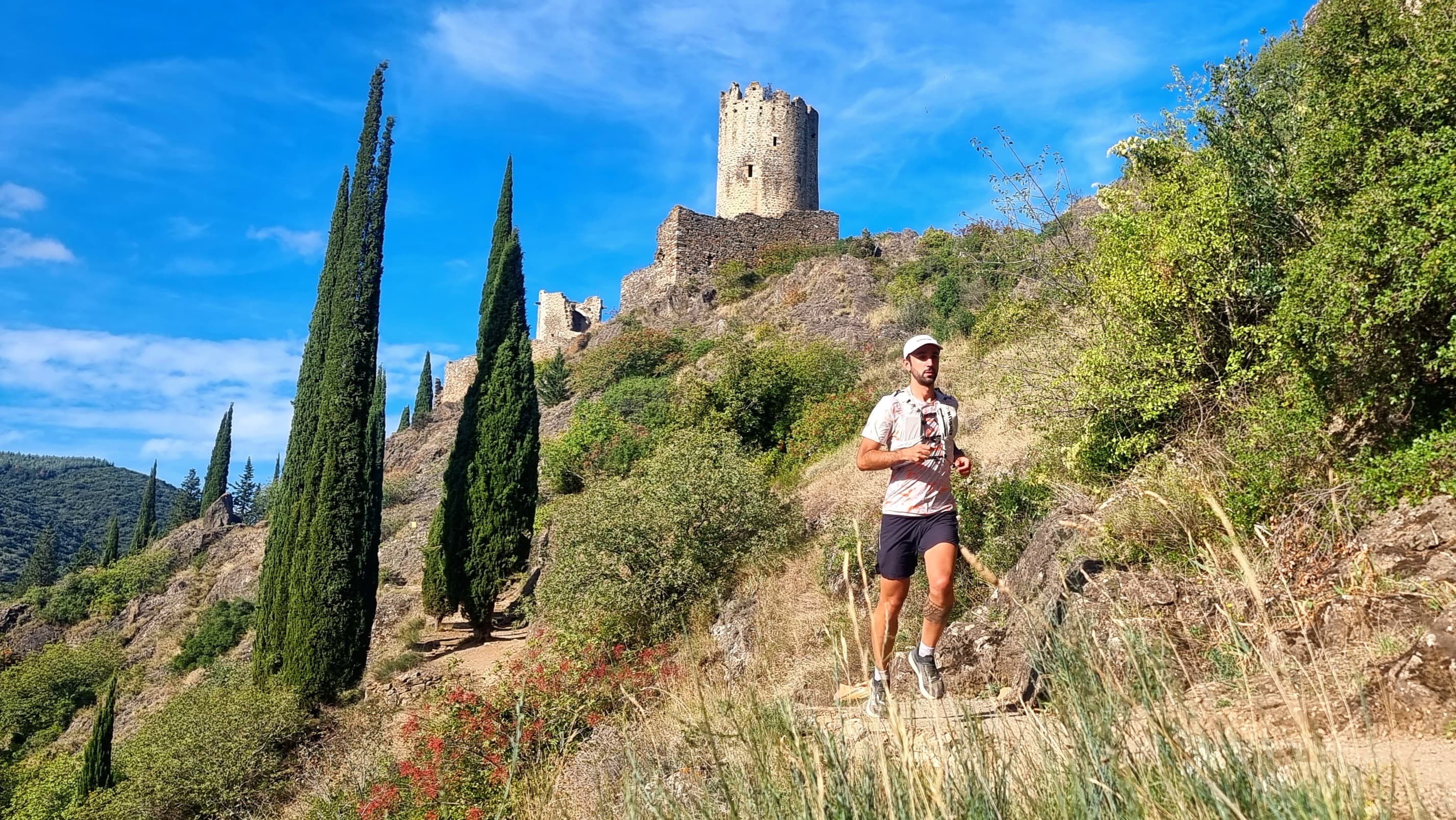 logo Forteresses Royales blanc simplifié