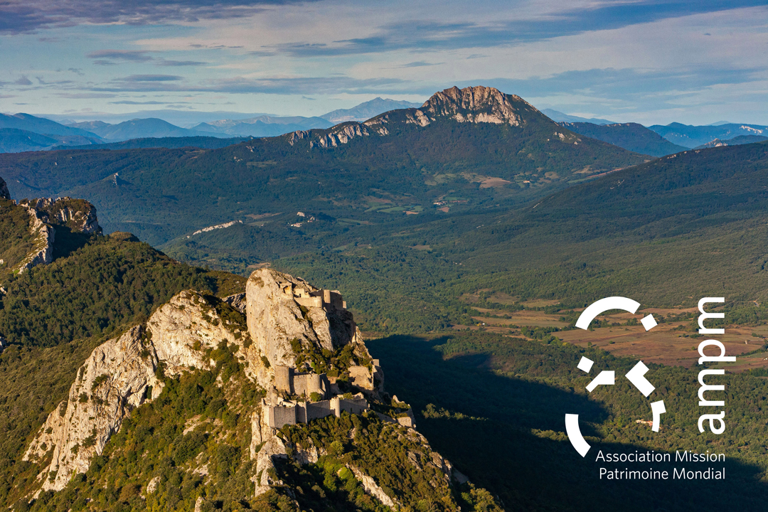 Paysage languedocien et logo Association Mission Patrimoine Mondial