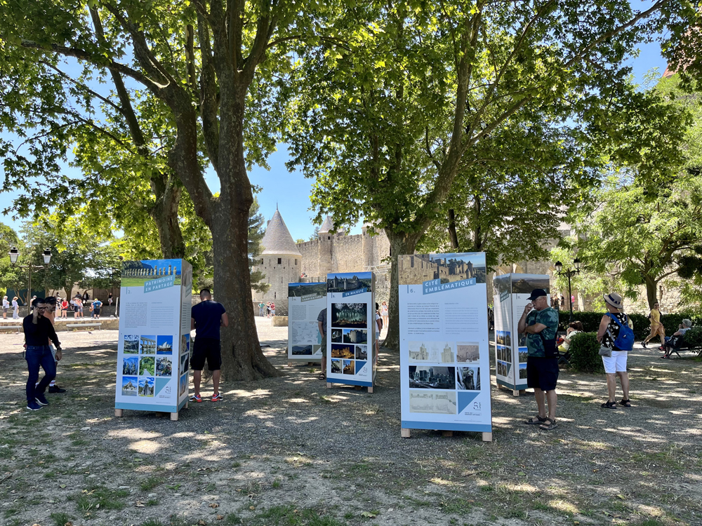 Photo d'un colloque devant la cité de Carcassonne